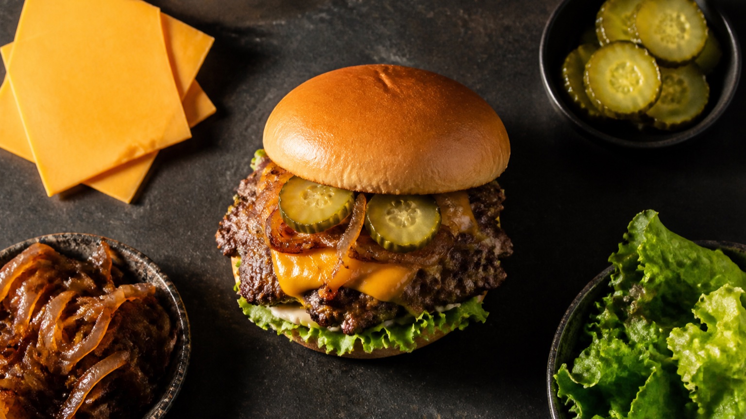 Smash burger au cheddar, pickles et oignons à Annecy
